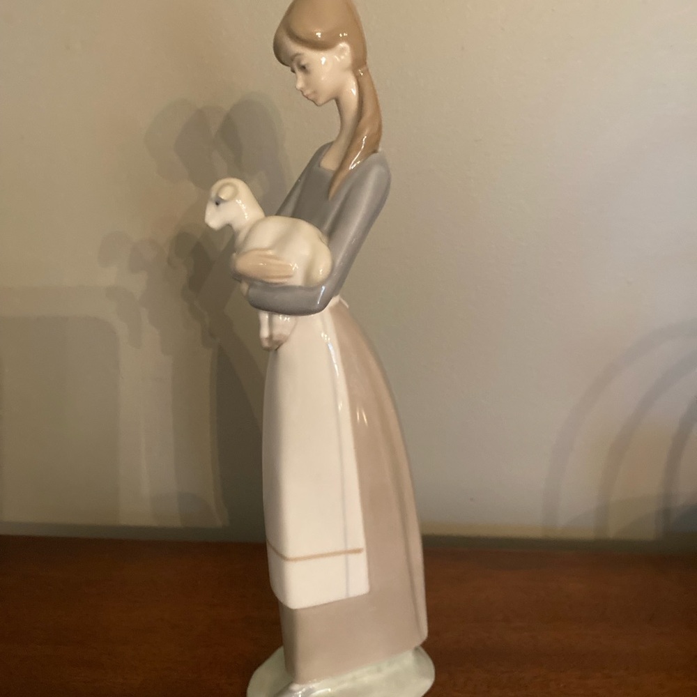 Lladro Girl With Lamb figurine - Picture 6 of 8